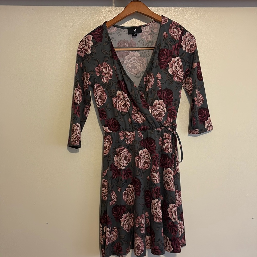 IZZ Y BYER FLORAL PRINT GRAY DRESS SMALL
